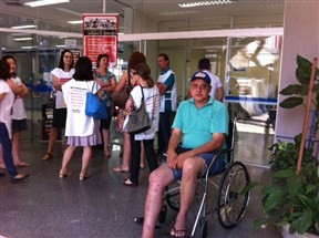 Em Maringá, funcionários do INSS e do Ministério da Saúde, em greve desde julho, aceitam proposta do governo federal, mas com ressalvas